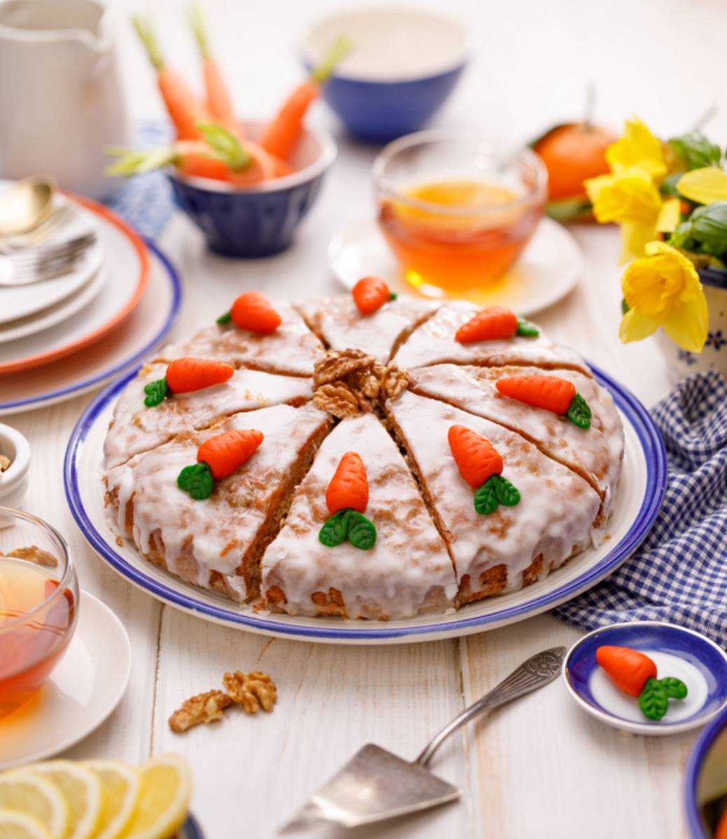 ciasto marchewkowe udekorowane lukrem i mini marcheweczkami z masy cukrowej