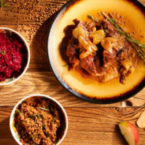 Karkówka duszona w cytrusach z aromatyczną kaszą gryczaną i buraczkami