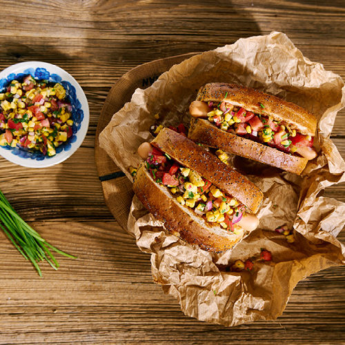 Hot dogi w chlebie z domowym sosem BBQ i warzywną salsą