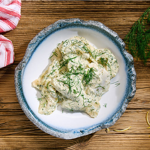 Pierogi faszerowane karpiem z sosem śmietanowym
