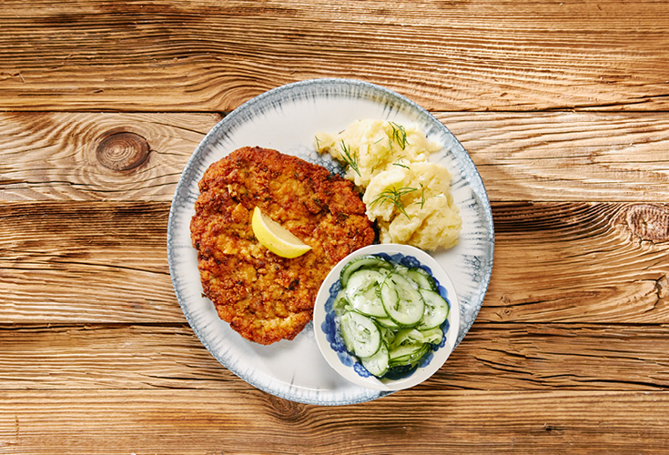 Idealny kotlet schabowy z mizerią i tłuczonymi ziemniakami