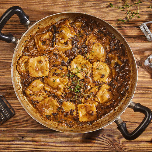 Pierożki ravioli faszerowane kurczakiem w sosie grzybowym