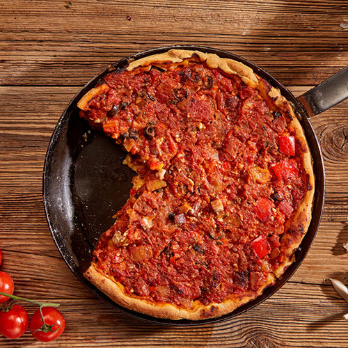 Pizza na głębokiej patelni z serową niespodzianką