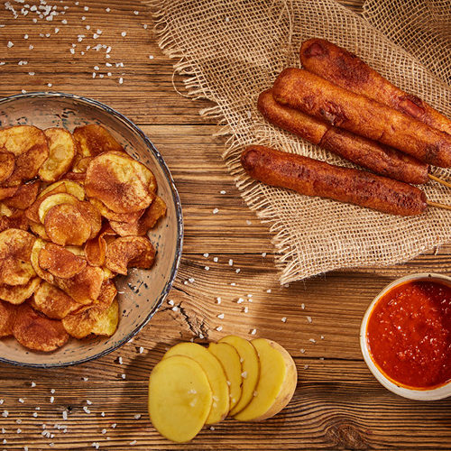 Corn dog z ostrym sosem i domowymi chipsami