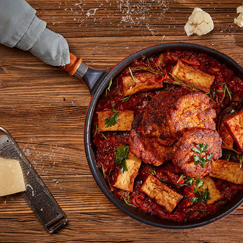 Tofu w sosie pomidorowym z plackami z kalafiora i parmezanu