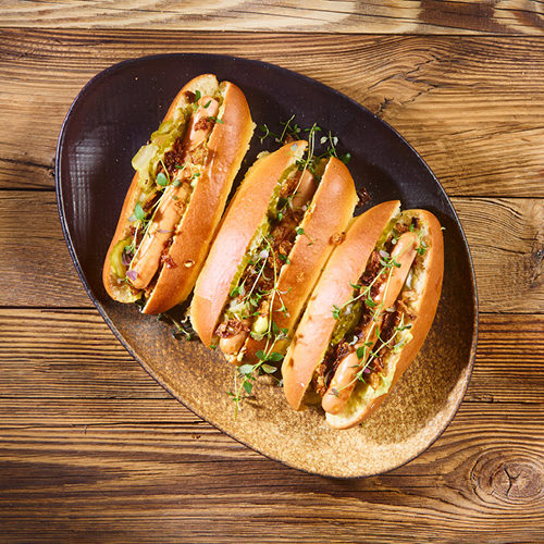 Hot dog w domowej maślanej bułce