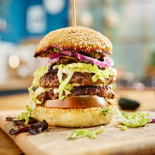 Burger z domowym pesto i mozzarellą