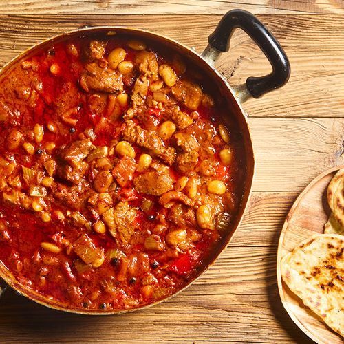 Potrawka wieprzowa z fasolą i chlebkami naan