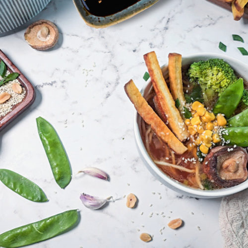 Orzechowy ramen z tofu i warzywami