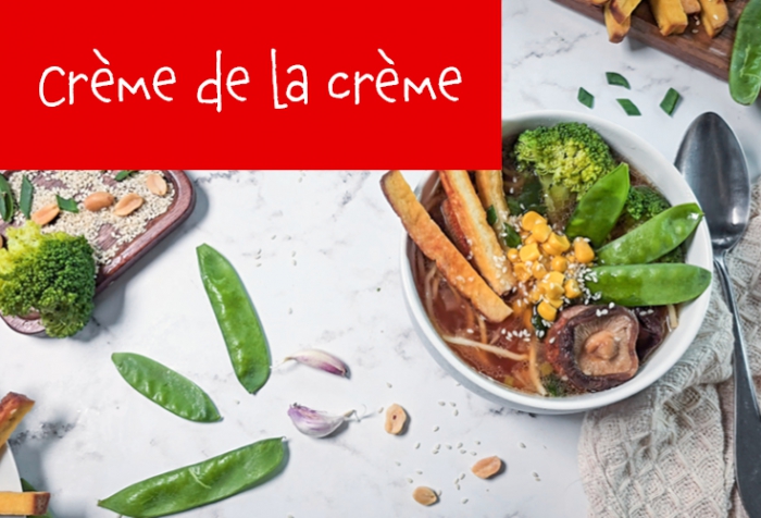 Orzechowy ramen z tofu i warzywami