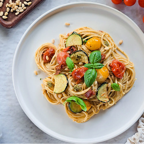 Spaghetti w kremowym sosie z pesto, pieczonymi pomidorami i cukinią