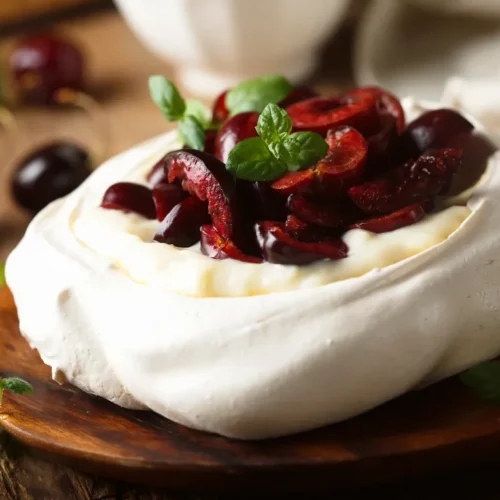 Beza Pavlova z czereśniami