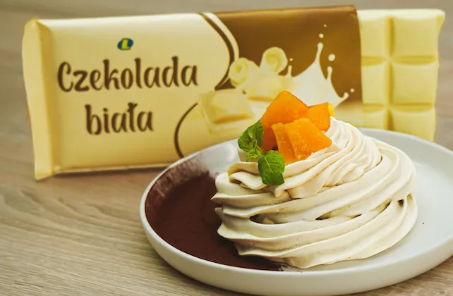 Beza z kremem z palonej białej czekolady i brzoskwiniami