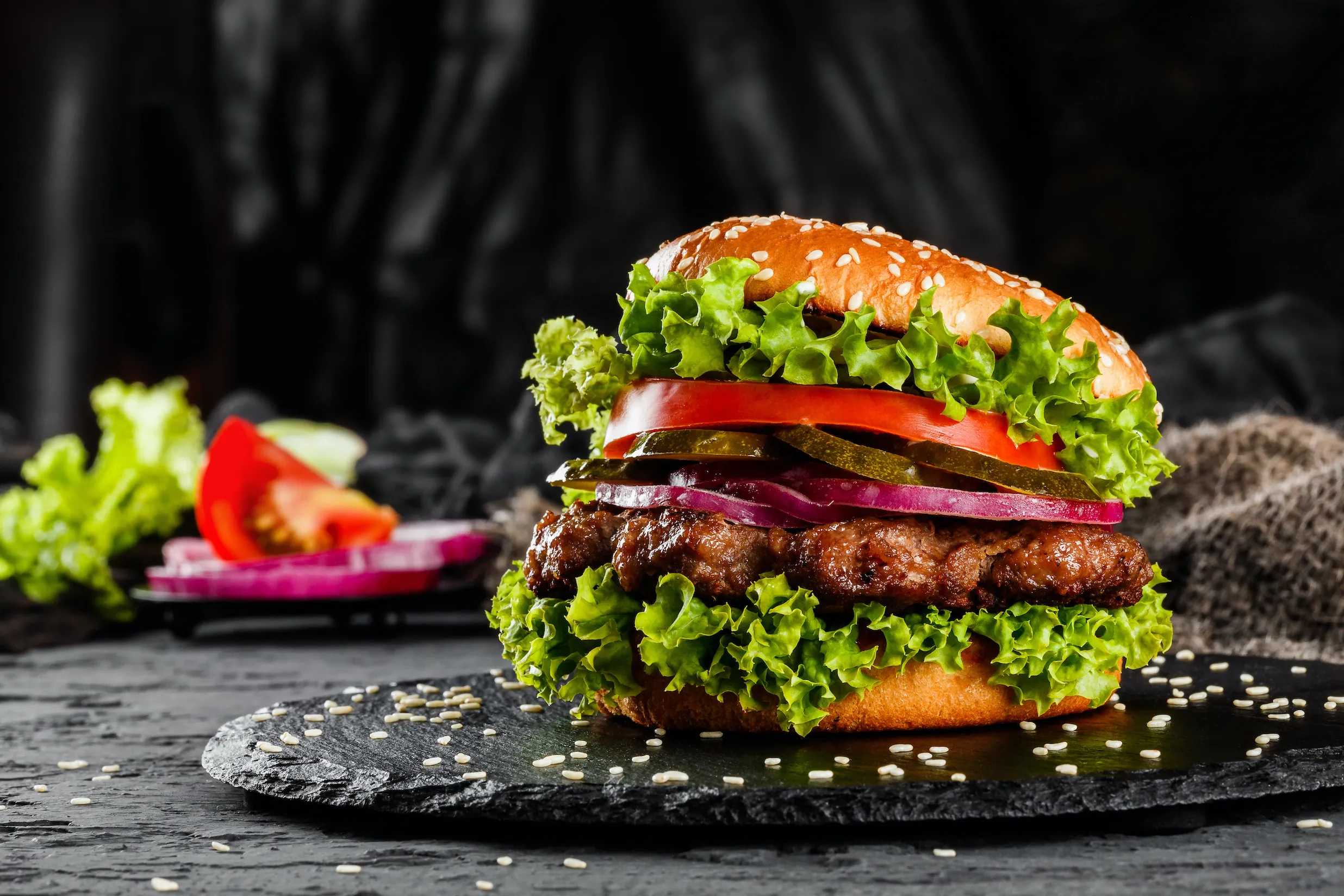 Burger z pikantnym majonezem chipotle