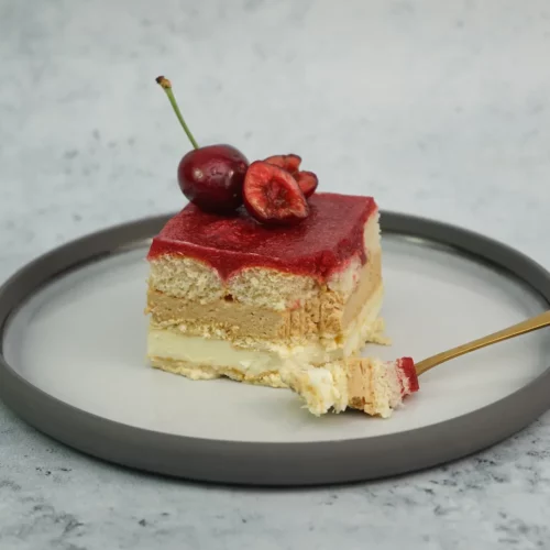 Ciasto bez pieczenia z kremem karmelowym i truskawkami  