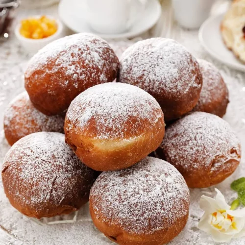 Domowe pączki z powidłami śliwkowymi