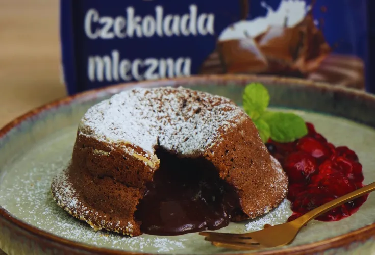 Fondant czekoladowy z frużeliną z owoców leśnych