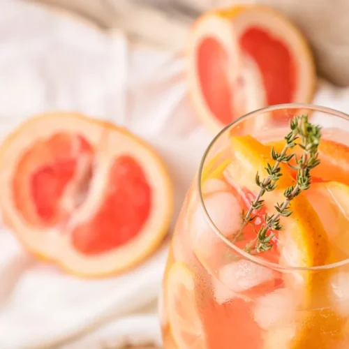 Lemoniada rabarbarowo-grejpfrutowa z tymiankiem