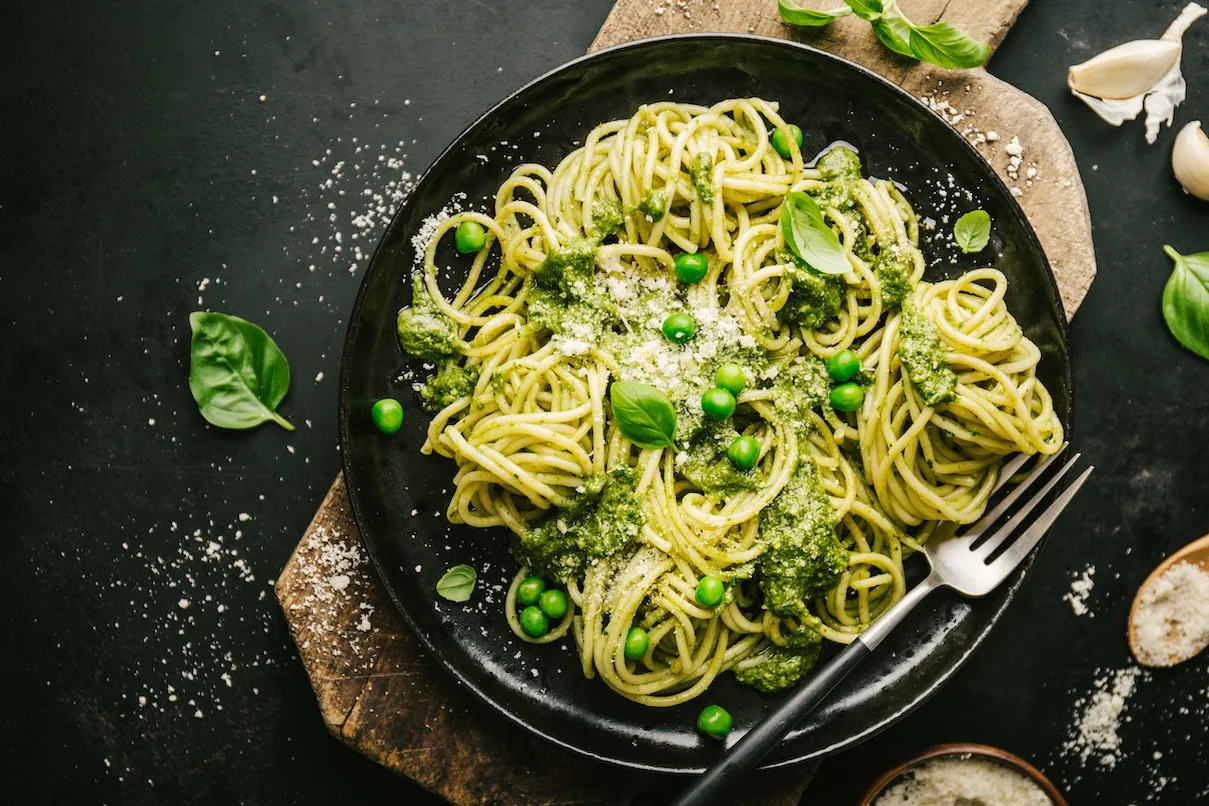 Makaron z domowym pesto i zielonym groszkiem