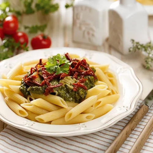 Makaron z kurczakiem i serem feta