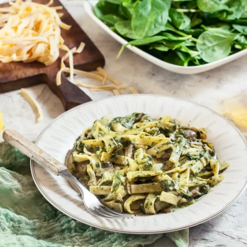 Makaron ze szpinakiem i pieczarkami – w wersji vege lub z kurczakiem