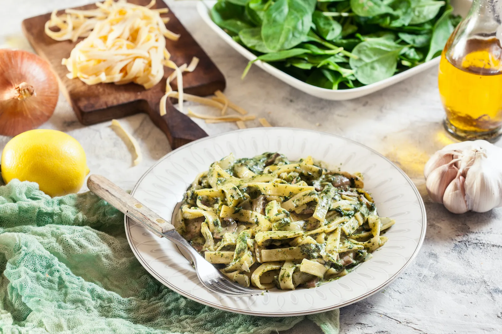Makaron ze szpinakiem i pieczarkami – w wersji vege lub z kurczakiem
