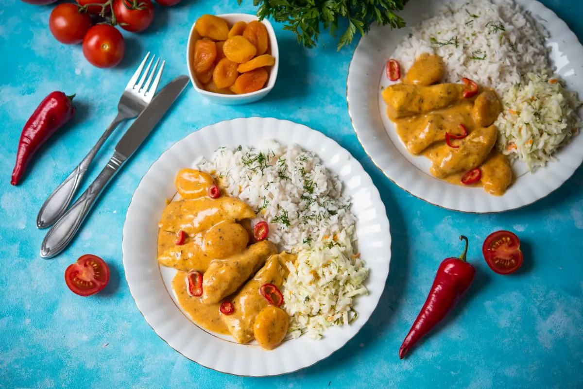 Pikantny indyk curry z morelami