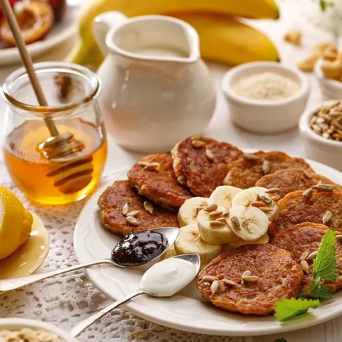Placuszki owsiano-bananowe z jogurtem naturalnym i powidłami
