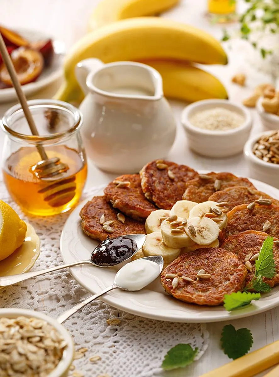 Placuszki owsiano-bananowe z jogurtem naturalnym i powidłami