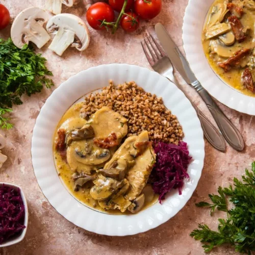 Schab w sosie śmietanowo – grzybowym z suszonymi pomidorami