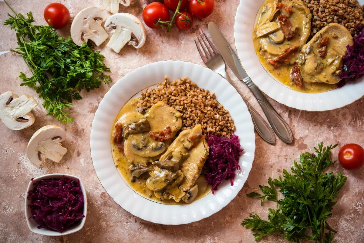 Schab w sosie śmietanowo – grzybowym z suszonymi pomidorami