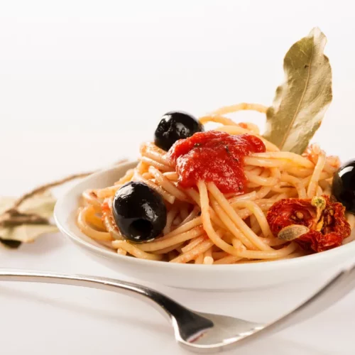 Spaghetti z suszonymi pomidorami i oliwkami