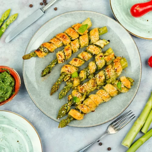 Szparagi w cieście francuskim z pesto