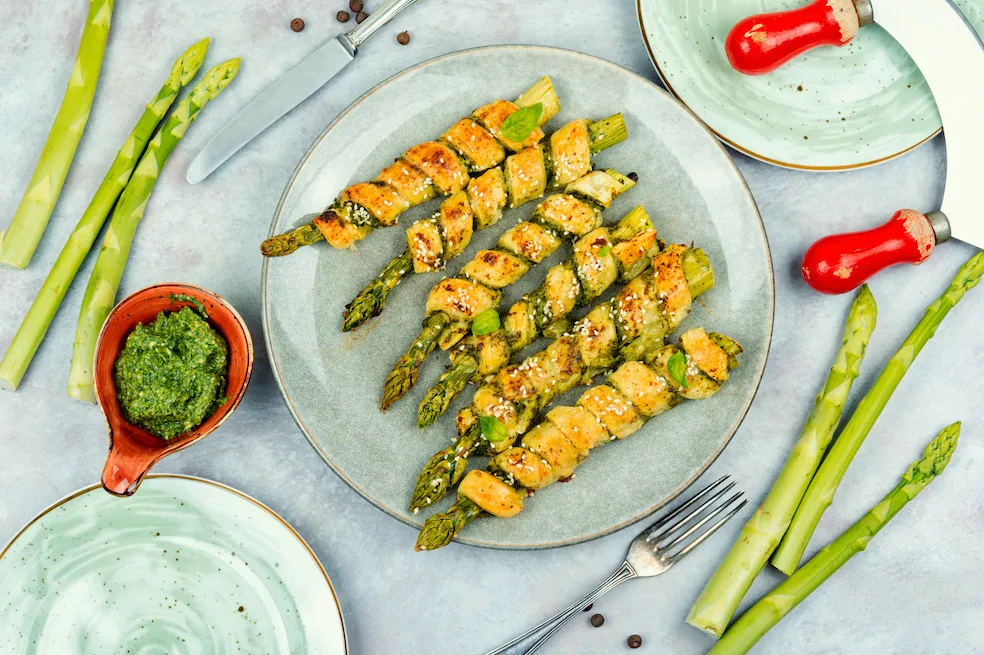 Szparagi w cieście francuskim z pesto